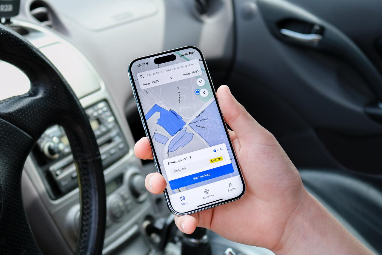 App op telefoon in auto met kaart