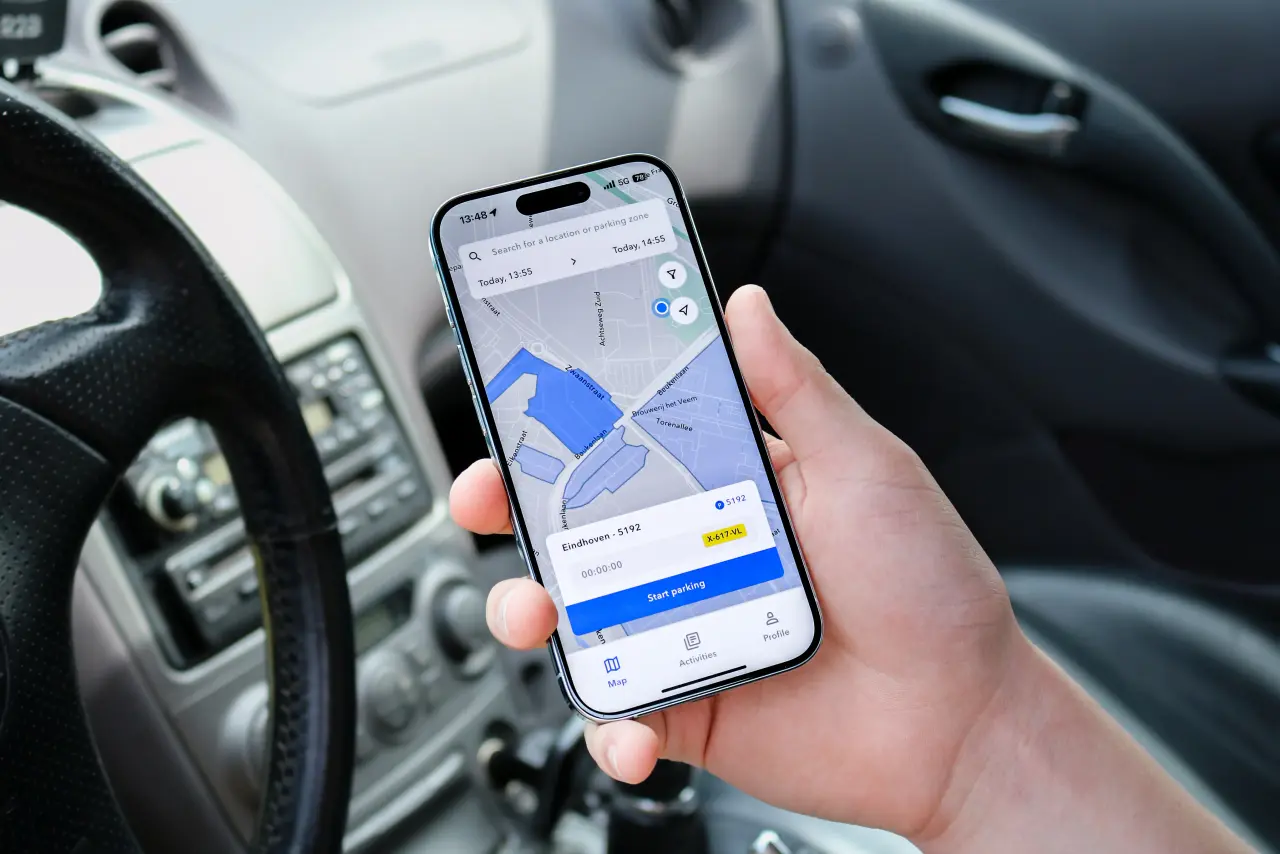 App op telefoon in auto met kaart